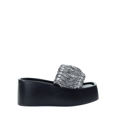 Damskie czarne  klapki na koturnie  GOE TT2N4244